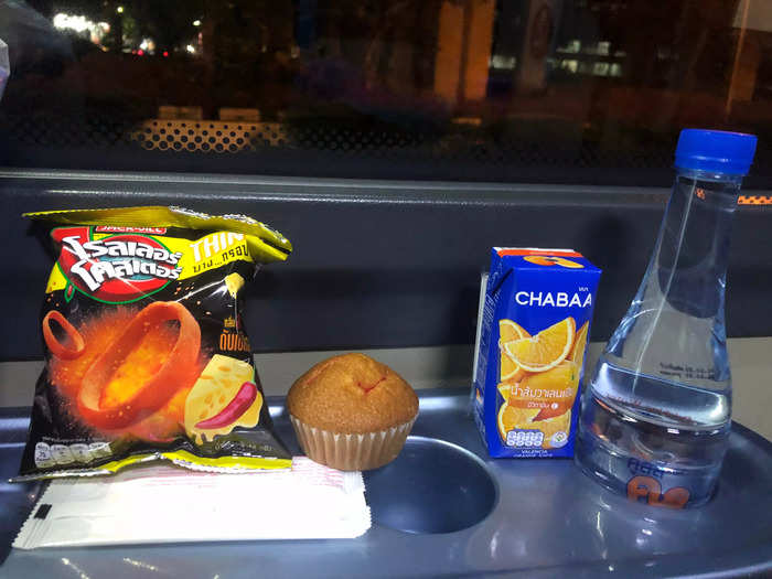 Several small snacks were brought around by the attendant soon after we departed.