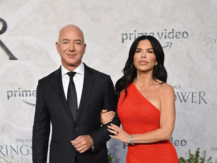 Bezos and Sánchez dazzled at another "Lord of the Rings" premiere in black and red.