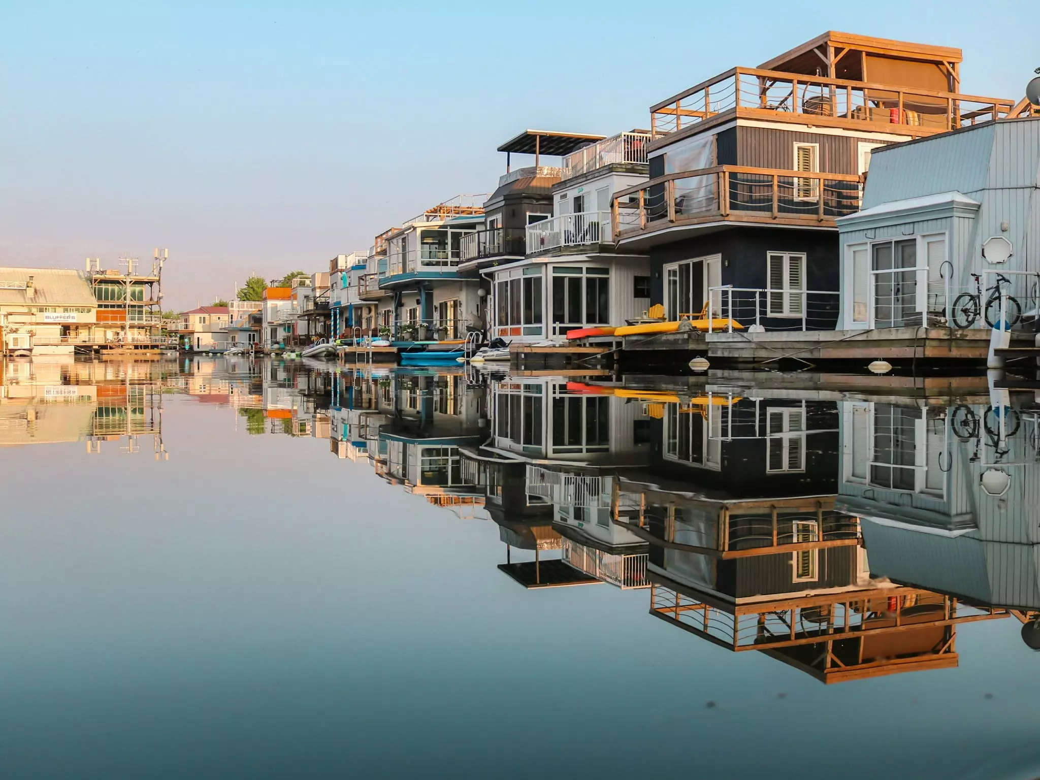 A row of floating homes and houseboats.
