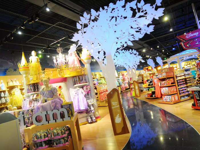 The updated store designs also included walk-through castles, light-up wall displays, and most notably, the removal of character statues.