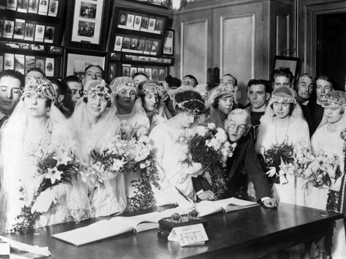 These brides and grooms gathered to get married on Christmas Day, which used to be a tradition.