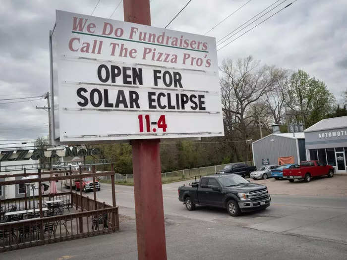 Employees at this Illinois pizzeria aren