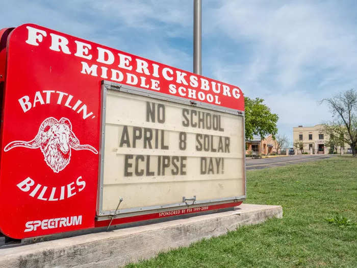 Hundreds of schools in Canada and the US are closing or letting pupils go early so that they can enjoy the eclipse.