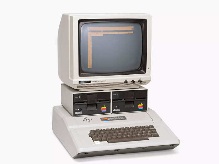 1977: Steve Wozniak and Steve Jobs invented the Apple II, one of the earliest home computers.