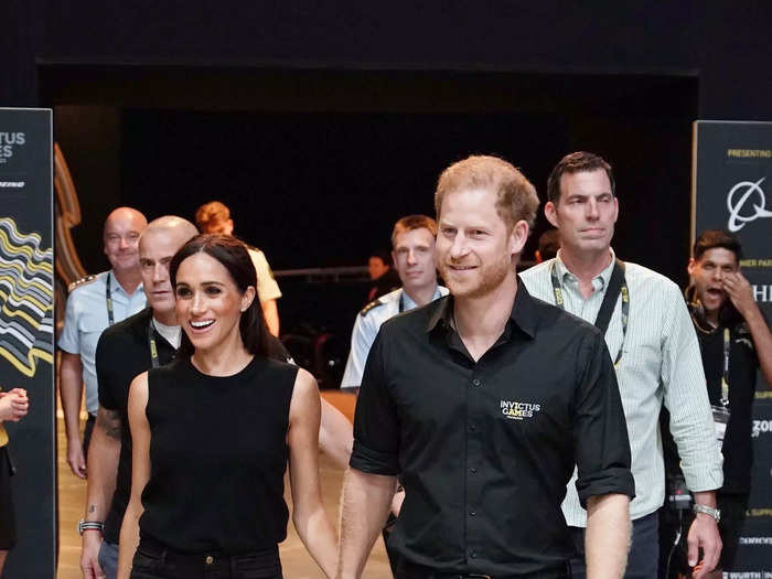 Meghan continued her streak of casual, monochromatic looks at the Invictus Games in September 2023. For instance, she wore a black J.Crew tank and coordinating Frame jeans with black pumps to a basketball game.