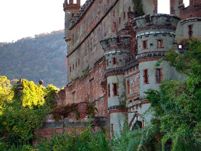 Twenty minutes later, I arrived at the castle. From the dock, I thought its beautiful, sturdy-looking walls made the building appear almost functional.