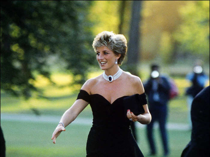 In 1994, Diana arrived at the Serpentine Gallery wearing a black Christina Stambolian dress with a plunging neckline.