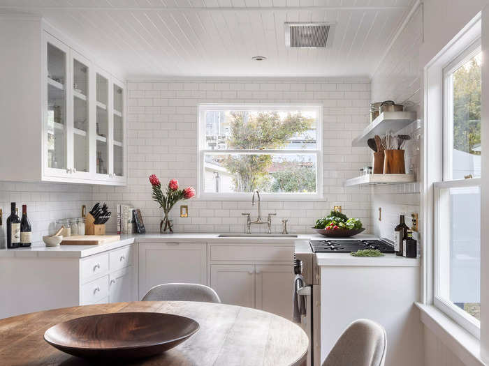 The kitchen is a new addition to the residence that Leibovitz upgraded, featuring a subway tile backsplash and gas range.