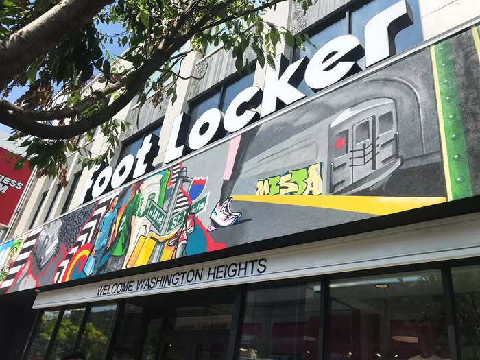 Foot Locker: 113 stores