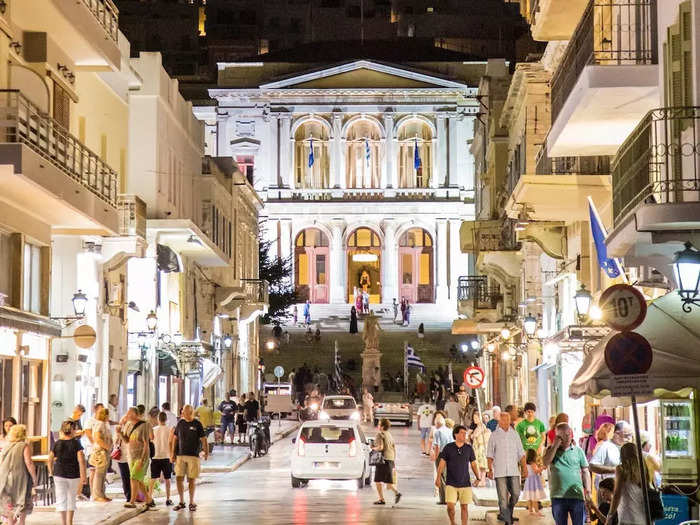 Grab a coffee at Belle Époque in Miaouli Square.