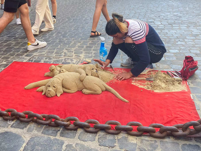 A few minutes later, I spotted another artist sculpting dogs from sand.
