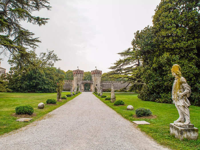 For my stay in Venice, I booked an Airbnb stay at Castello de Roncade, a castle and winery just outside of the city.