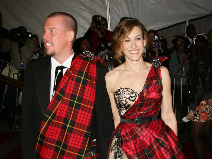 Sarah Jessica Parker was draped in plaid alongside her date, designer Alexander McQueen, in 2006.