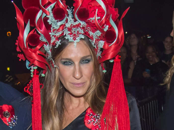 In 2015, Sarah Jessica Parker wore an interesting headpiece that resulted in a lot of memes.