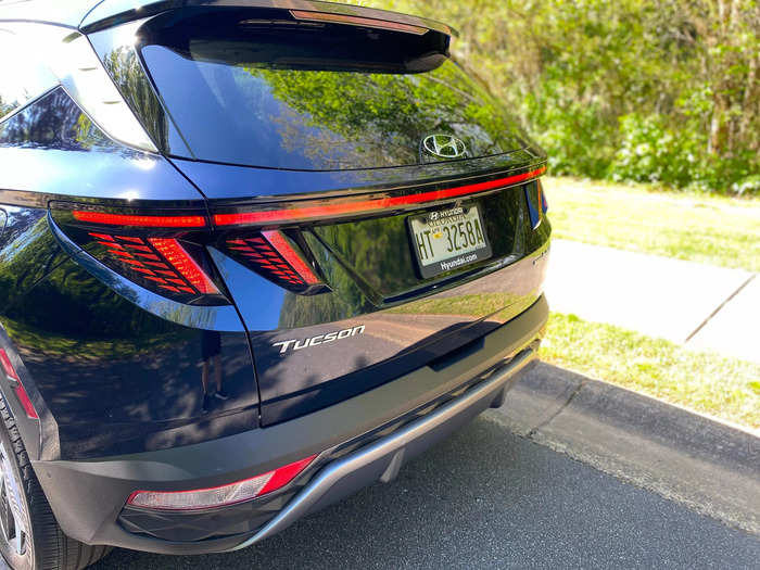 The Tucson Hybrid Limited is equipped with a smart power liftgate. 