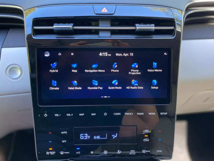 The Hyundai Tucson Hybrid Limited is equipped with a touchscreen infotainment system. 