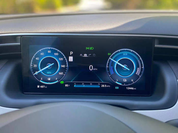 In front of the steering wheel is an optional 10.25-inch configurable digital instrumental display.