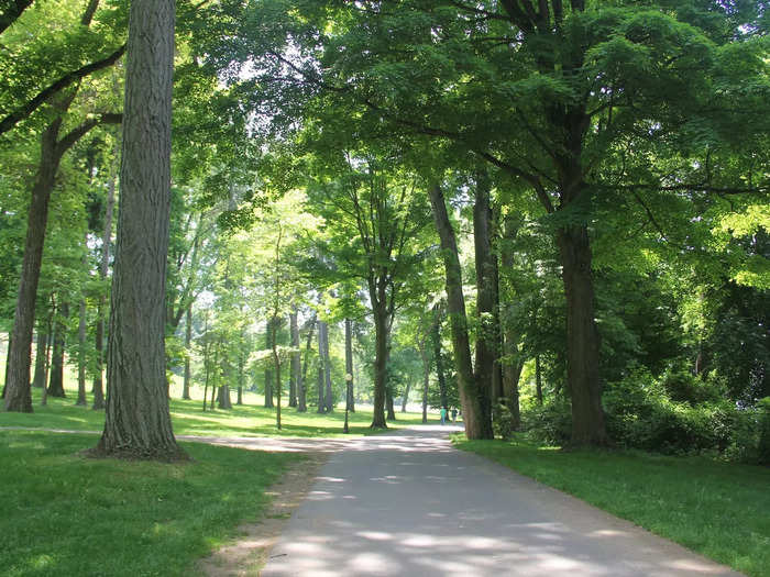 Once the mansion tour concluded, the guide encouraged us to spend some time exploring the grounds.