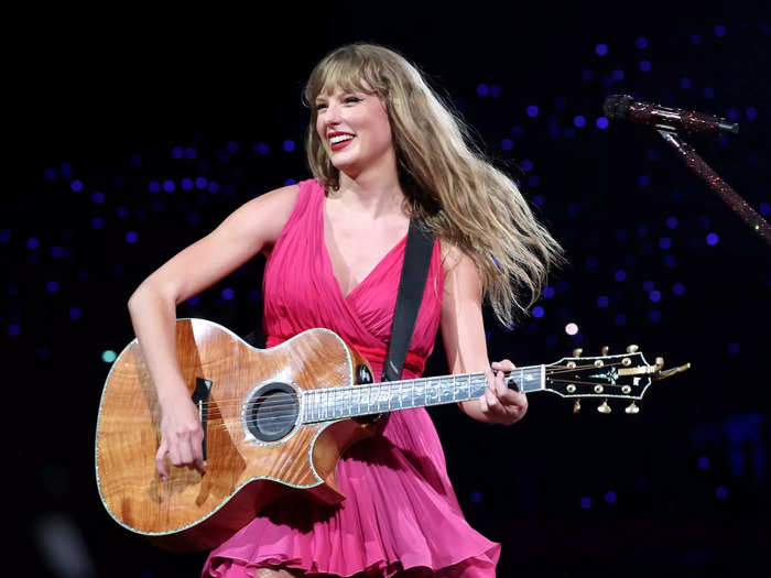 Swift surprised fans with two acoustic songs and a new dress.