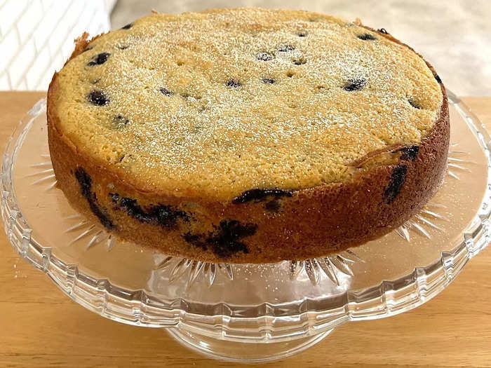 Then I removed the sides of my springform pan and lightly dusted the top with powdered sugar. The cake looked beautiful!