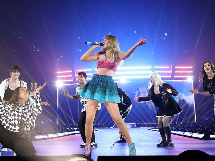 54. "1989" outfit in pink and blue