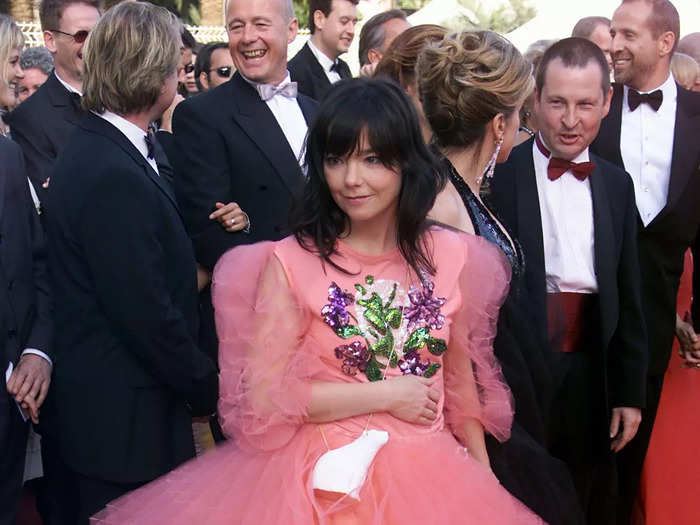 Björk stood out in 2000 while wearing a ruffled pink dress and blue kitten heels.