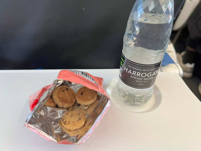 Shortly after takeoff, the flight attendants offered everyone a bottle of water and a small bag of either peanuts or cookies. 