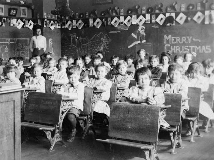 Schools for young students around 1920 were typically large classrooms that fit as many pupils as possible.