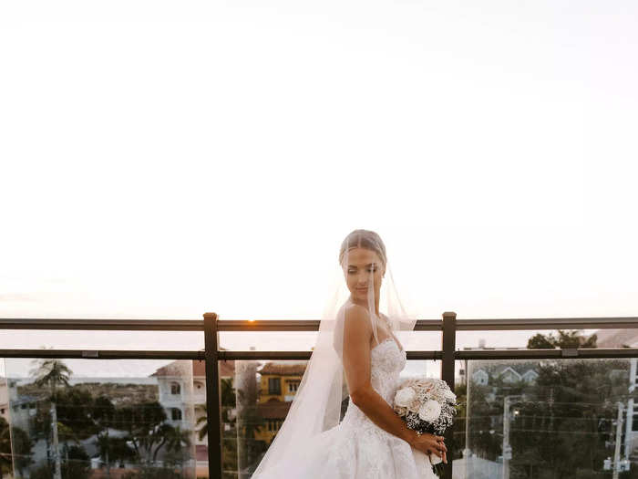 She paired her dress with a floor-length veil.