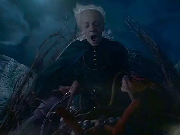 Aemond Targaryen rides Vhagar after Laena
