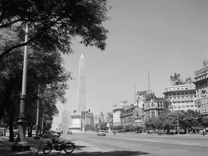 Erected in 1936, the Obelisco de Buenos Aires was built to celebrate the 400th anniversary of the first founding of the city.