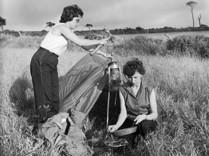 30 vintage photos of people camping show how different it used to be ...