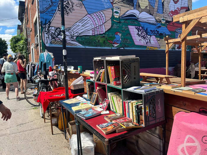 With our stomachs full, we keep exploring pedestrian streets. 