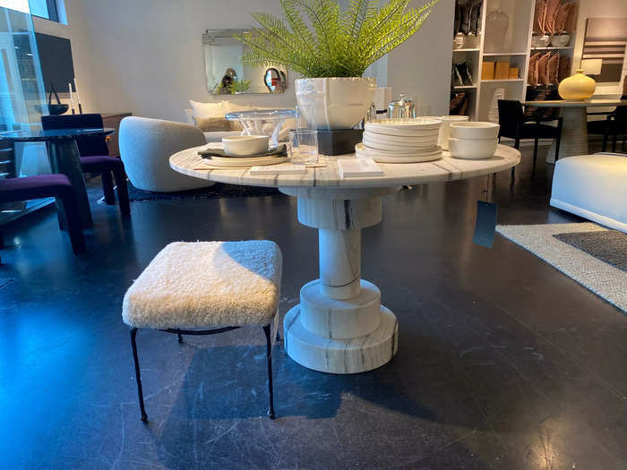Use the Kota round marble dining table to eat at or to decorate a foyer. 