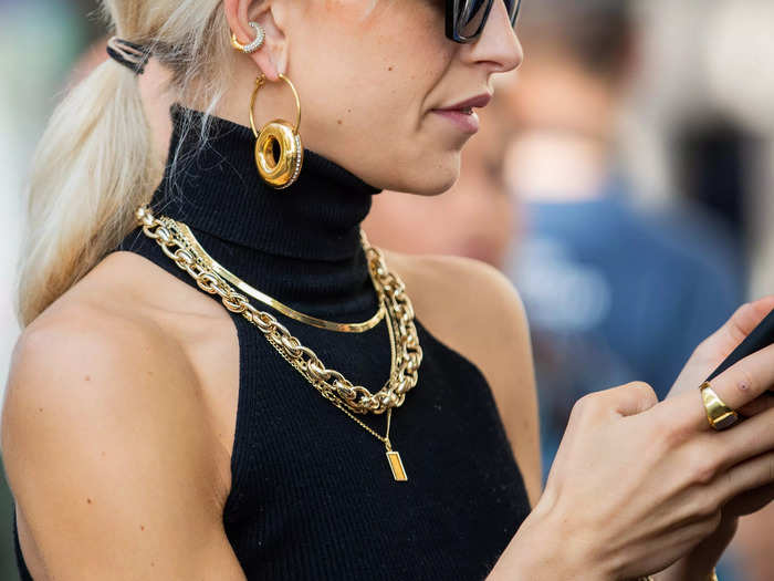 Monochrome or single-tone jewelry is becoming less popular. 