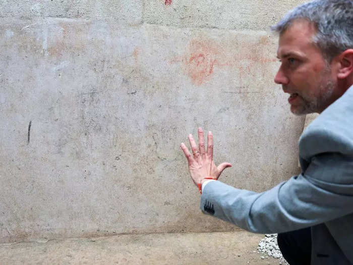 The children may have seen fights in a nearby amphitheater.