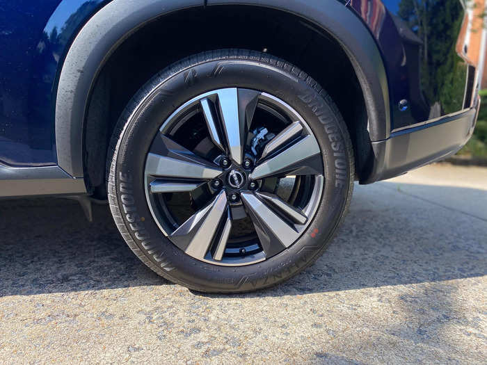 The Rogue SL comes standard with these stylish 19-inch alloy wheels. 