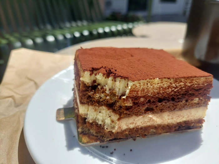 I wanted to order whatever the most popular dessert was. A member of staff told me that it was the tiramisù, followed by the cheesecake.