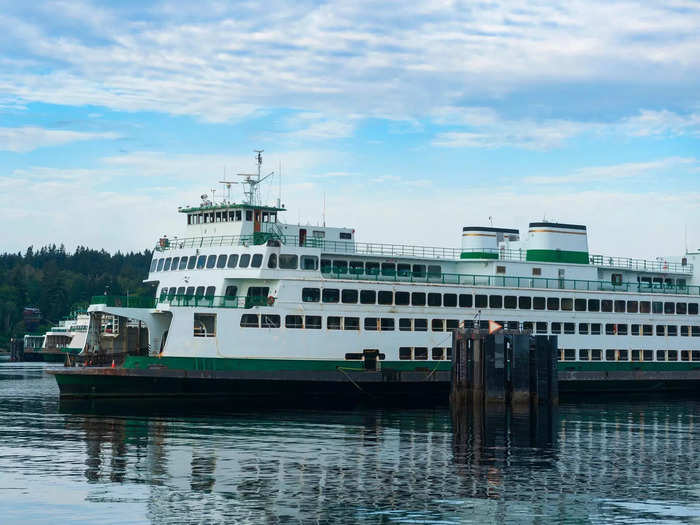 The ride from Seattle to Bainbridge Island took 35 minutes.