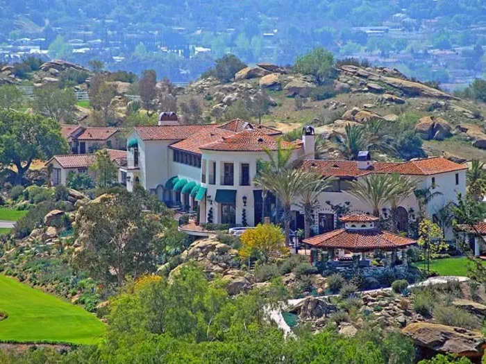 The Hummingbird Nest Ranch is a sprawling venue in California