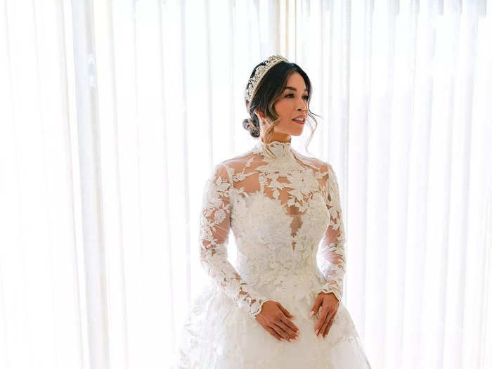 And Lee knew she wanted to walk down the aisle in a Monique Lhuillier gown. 