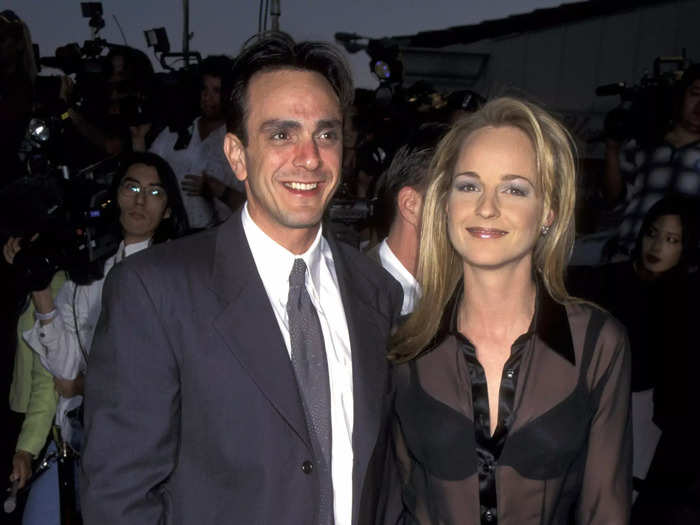 At the time of the premiere, Hunt was dating actor Hank Azaria. 