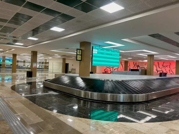 The baggage claim was peaceful and pristine. 