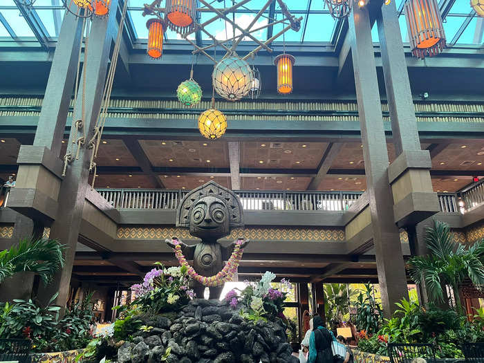 I loved the fun tropical theme of the main lobby. 