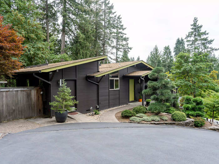 Four families hired Storrs to build on a jointly-purchased one-acre lot outside Portland, Oregon.