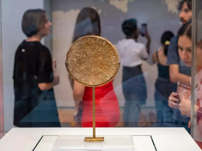 Is the undeciphered Phaistos Disc a fantastic forgery?