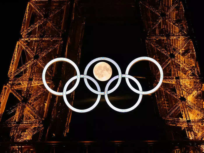 Photographer Loic Venance found the perfect angle to document the moon