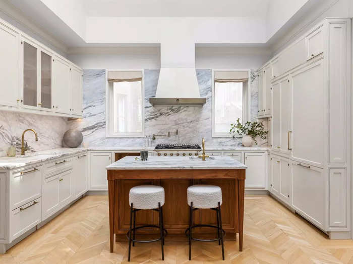 The kitchen features a 20-foot-tall vaulted ceiling. 