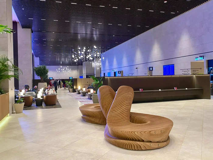 I spent 9 hours in Qatar Airways’ newest airport lounge. It had perks, but the quiet rooms felt like a dentist’s office. | Business Insider India