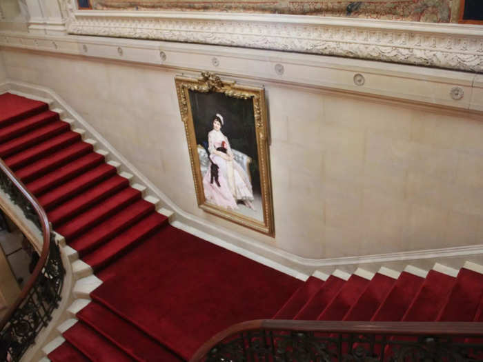 The top of the grand staircase featured a portrait of Alice Vanderbilt painted by Spanish artist Ricardo Federico de Madrazo y Garreta.